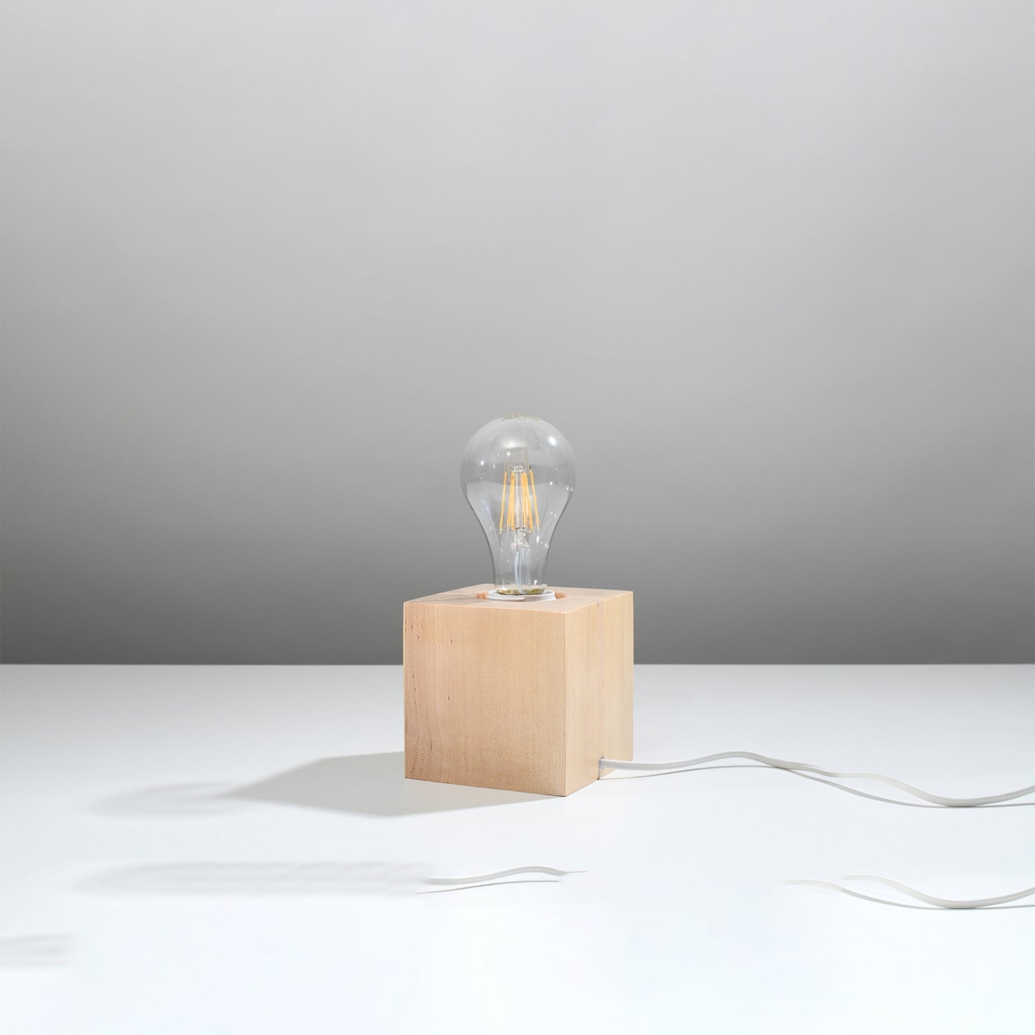 Lampe à poser Ariz en bois naturel, cube massif à ampoule apparente, vue de profil