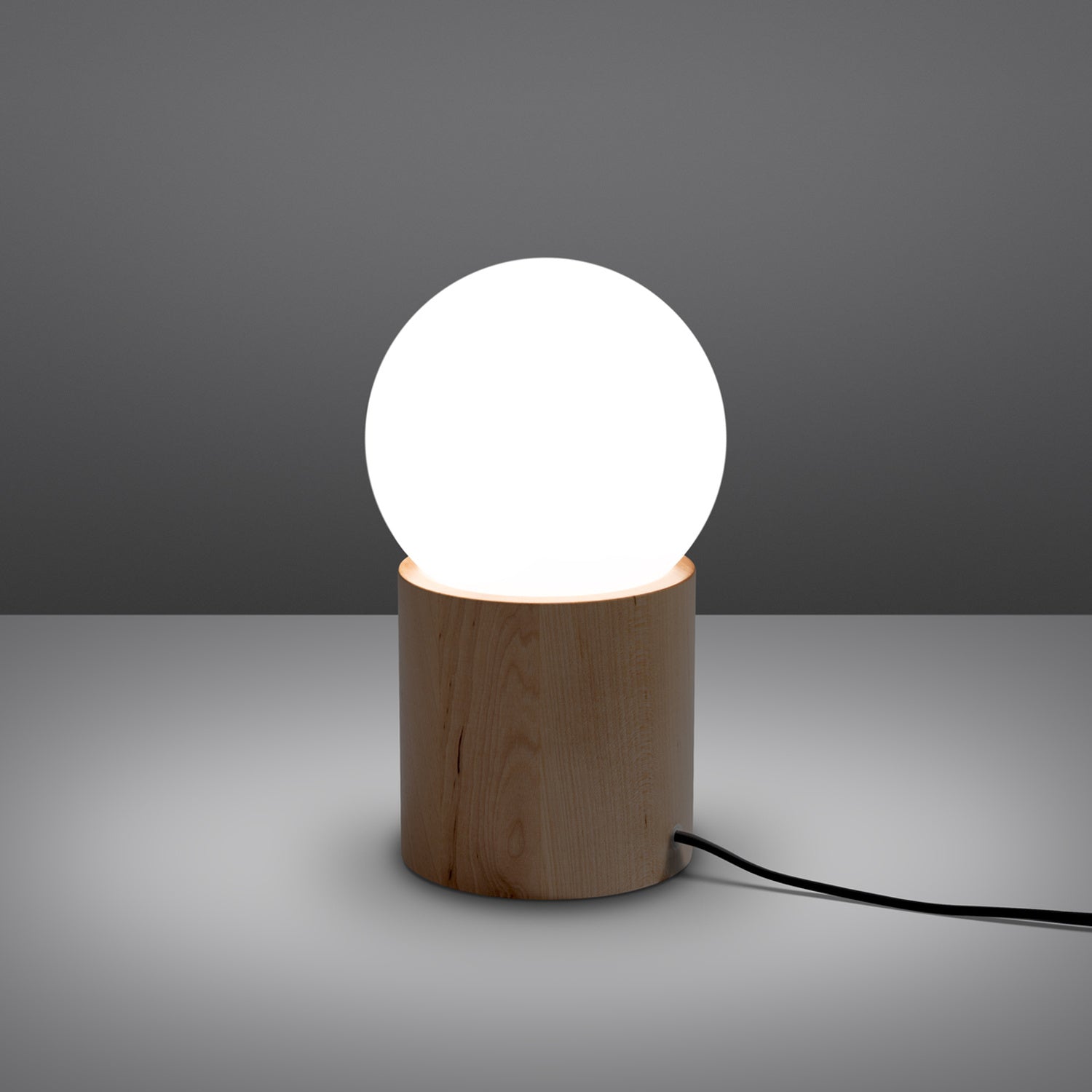 Lampe à poser Boomo bois et verre opale G9 allumée, halo opale doux