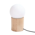 Lampe à poser Boomo boule de verre opale sur socle cylindrique en bois naturel avec cordon noir
