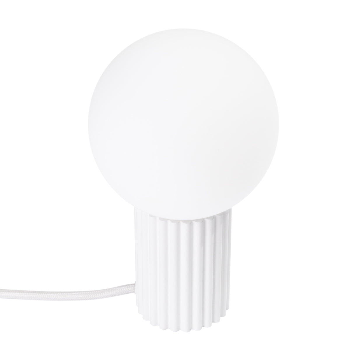 Lampe à poser Halo laque blanche boule de verre opale sur sa base cannelée avec son cordon tressé blanc