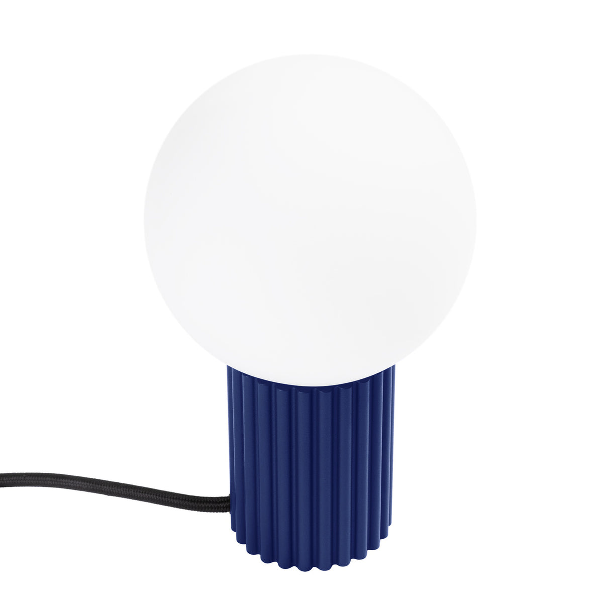 Lampe à poser Halo laque bleu outremer boule de verre opale sur sa base cannelée avec son cordon tressé noir