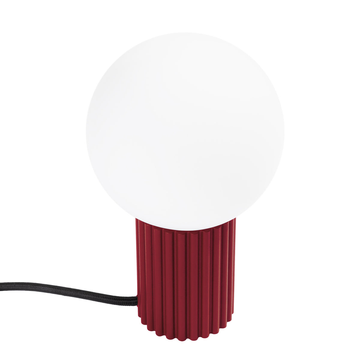 Lampe à poser Halo laque bordeaux boule de verre opale sur sa base cannelée avec son cordon tressé noir