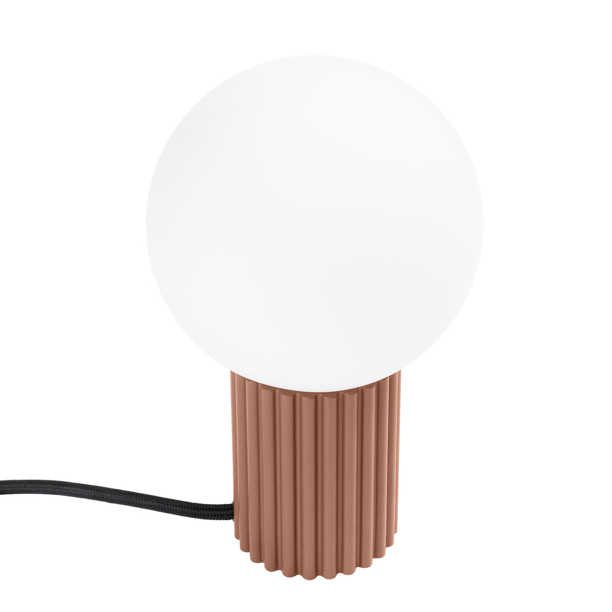 Lampe à poser Halo laque brun moka boule de verre opale sur sa base cannelée avec son cordon tressé noir