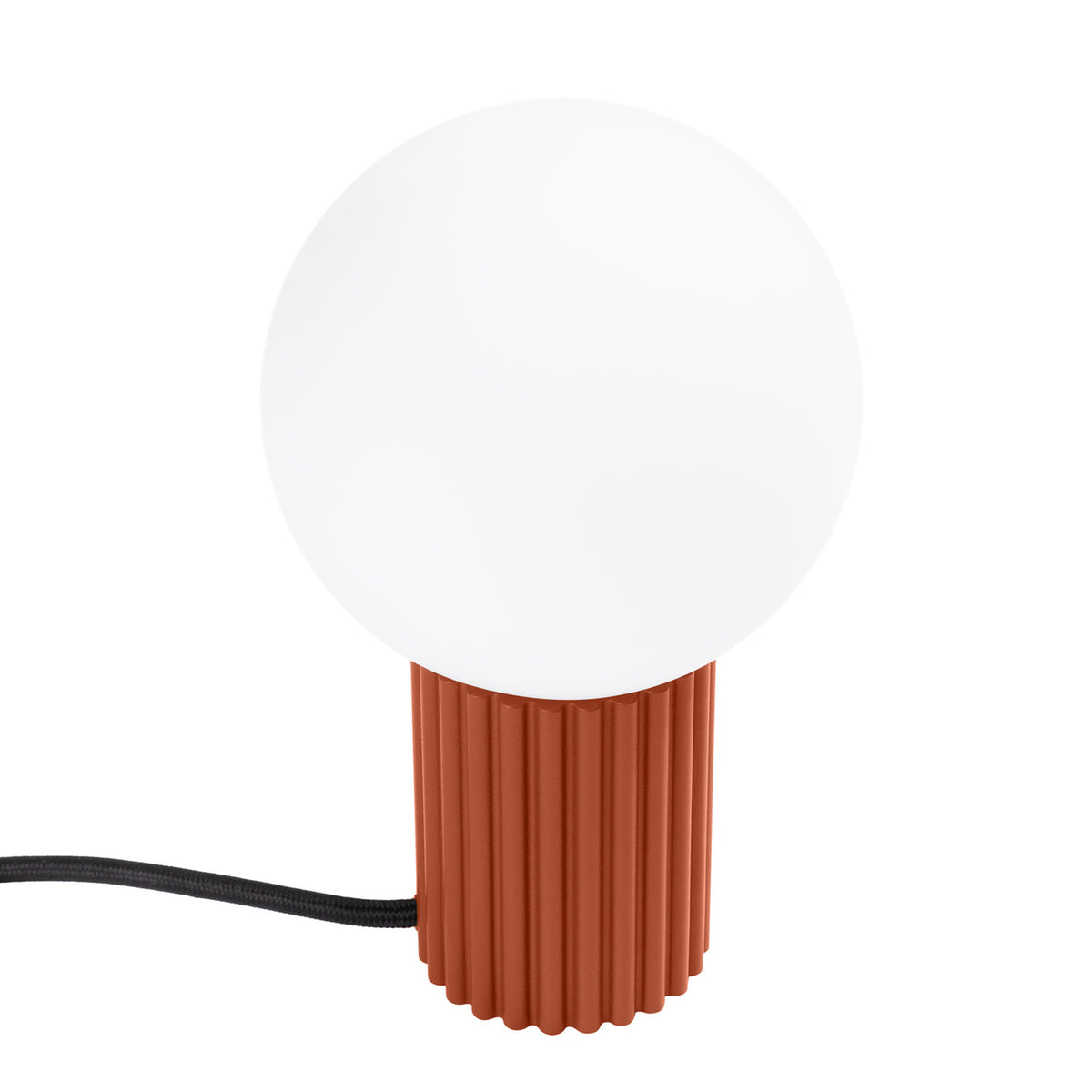 Lampe à poser Halo laque rouge ocre boule de verre opale sur sa base cannelée avec son cordon tressé noir