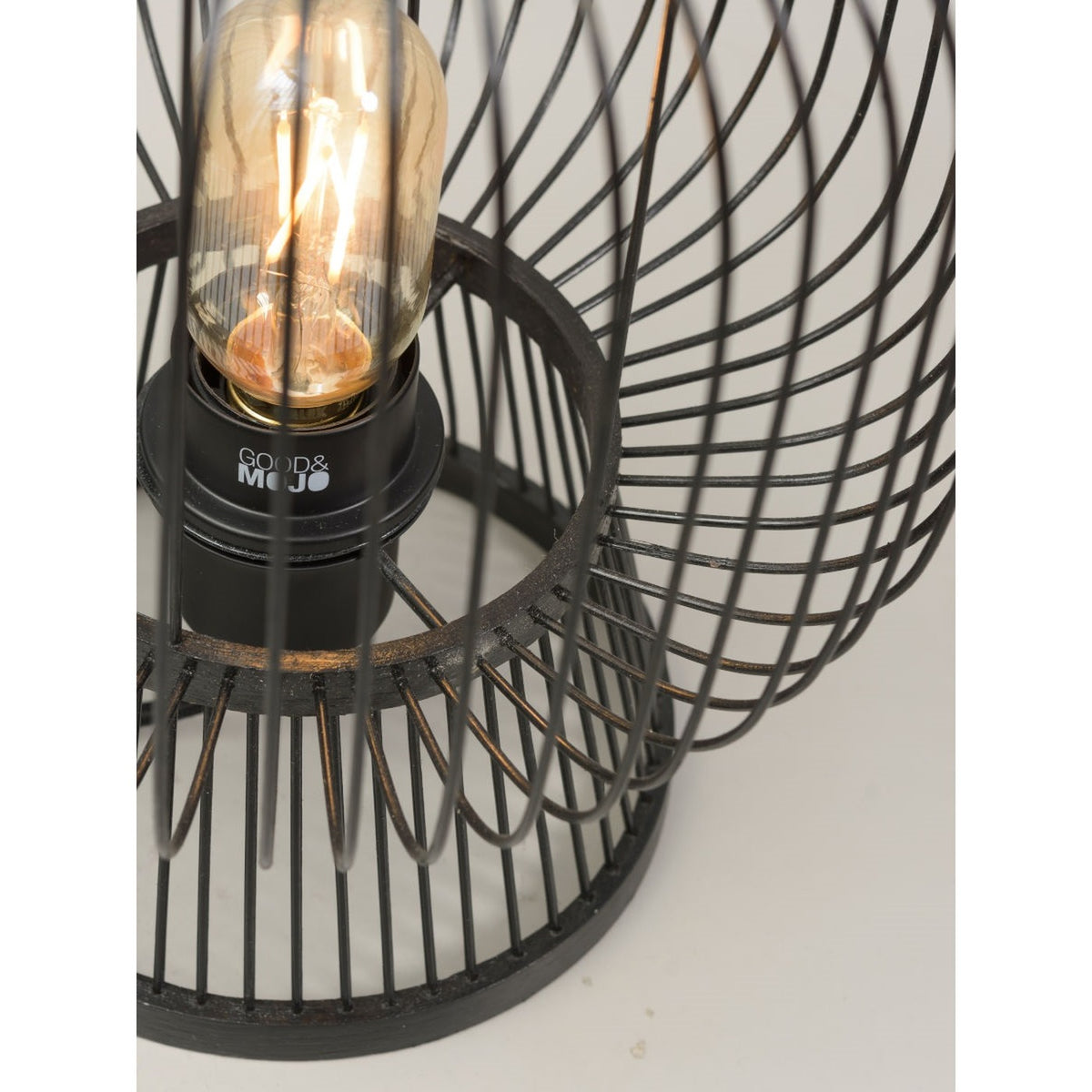 Cage de baguettes de bambou noir de la lampe Cango autour de sa douille