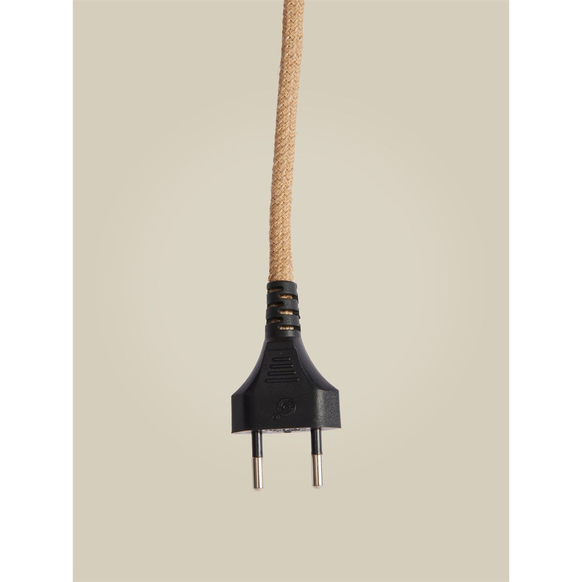 Câble gainé de tissu beige et fiche noire à deux broches de la lampe à poser Corsica