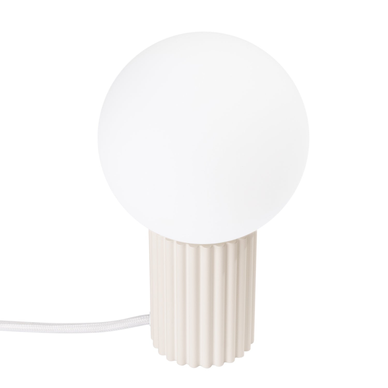 Lampe à poser Halo boule opale beige, boule de verre opale sur sa base cannelée
