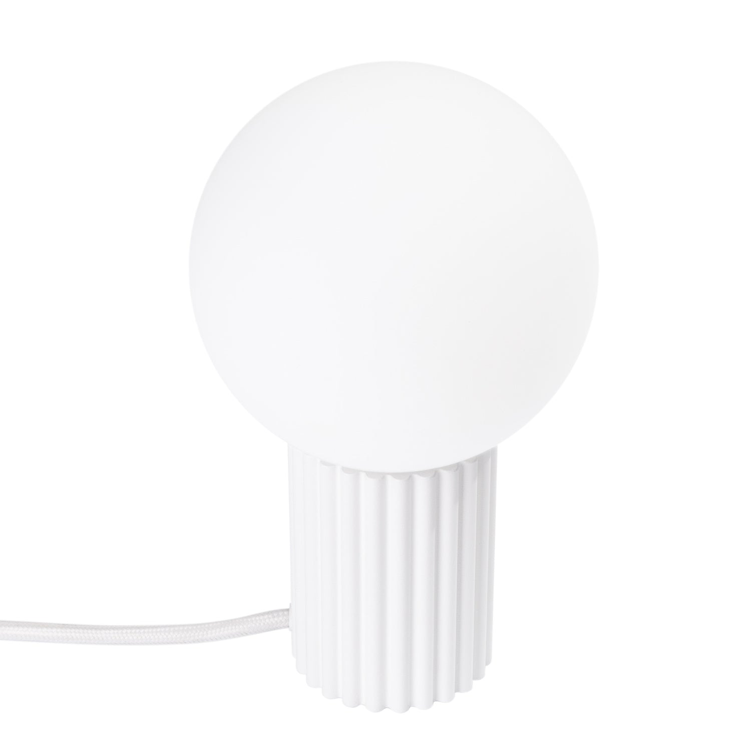 Lampe à poser Halo boule opale blanc, boule de verre opale sur sa base cannelée