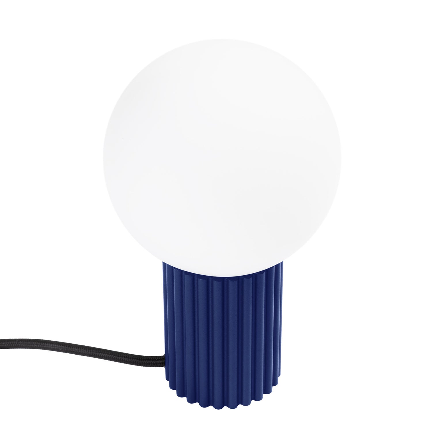 Lampe à poser Halo boule opale bleu outremer, boule de verre opale sur sa base cannelée