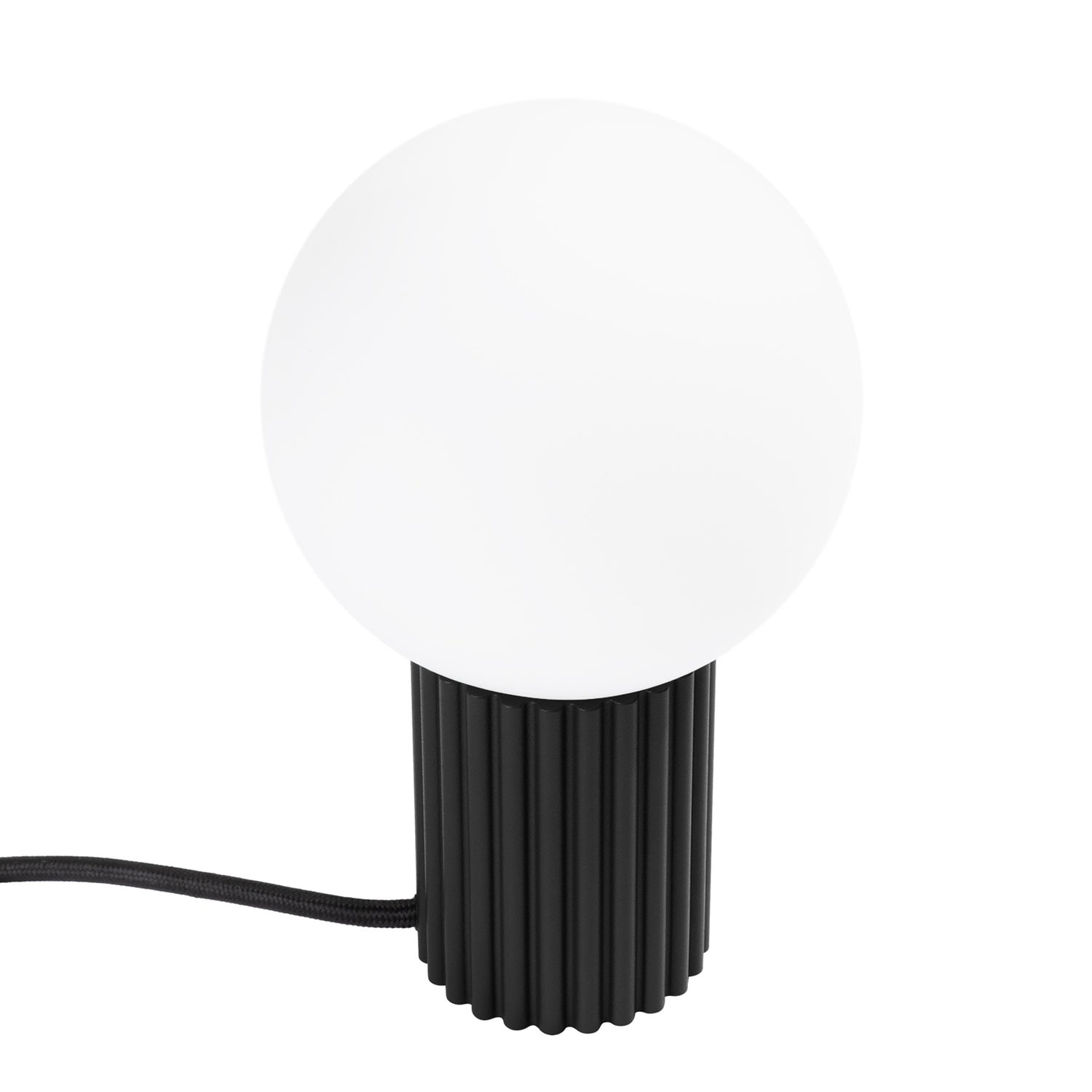 Lampe à poser Halo boule opale noir, boule de verre opale sur sa base cannelée