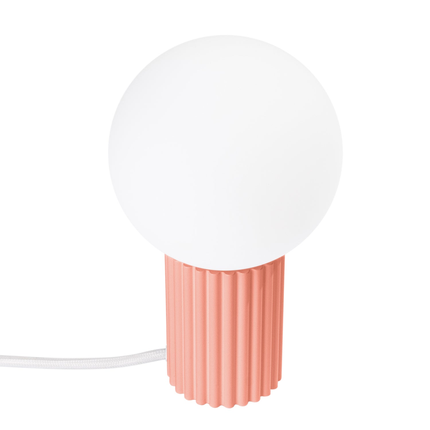 Lampe à poser Halo boule opale rose pêche, boule de verre opale sur sa base cannelée