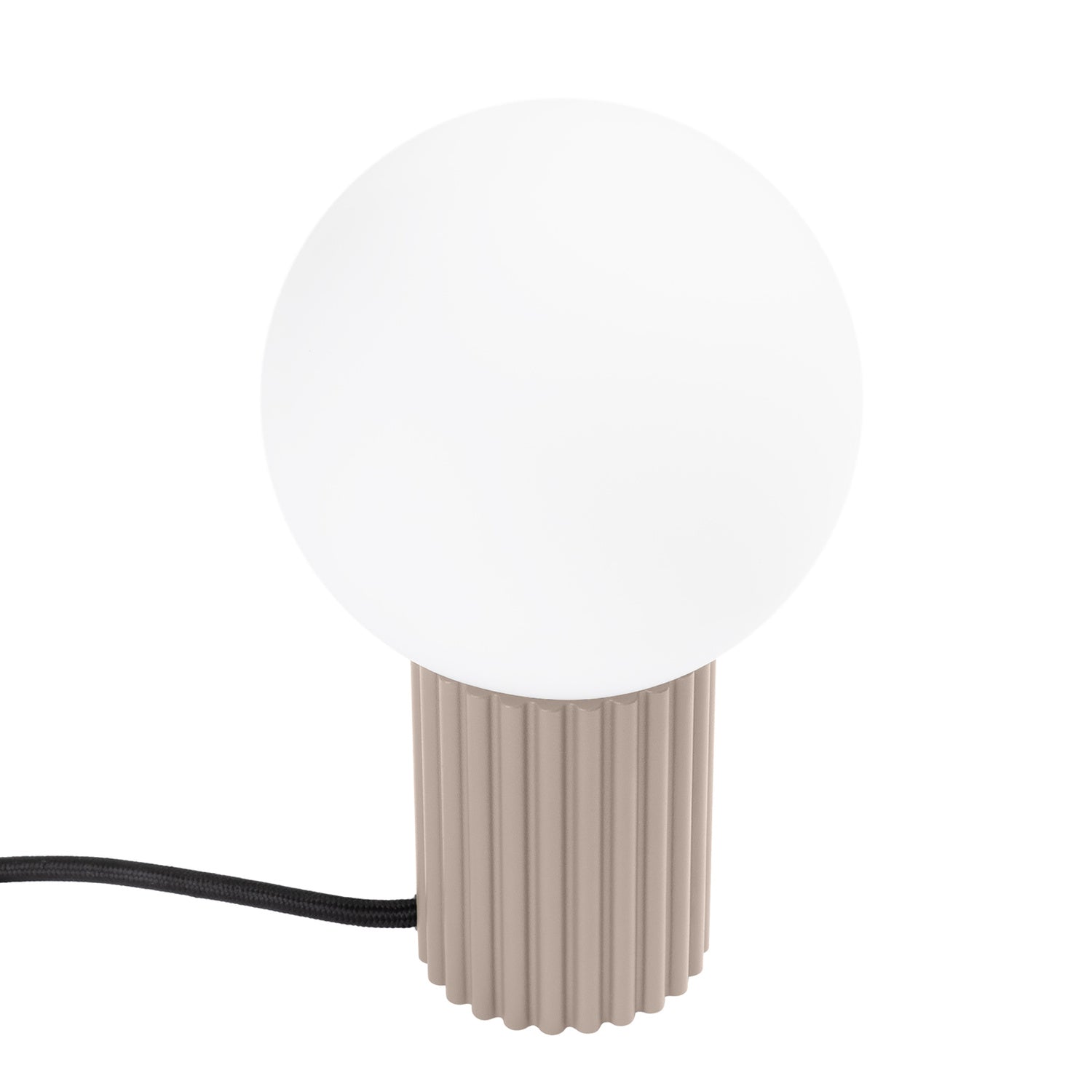 Lampe à poser Halo boule opale taupe, boule de verre opale sur sa base cannelée