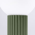 Détail de la base cannelée, lampe Halo vert olive