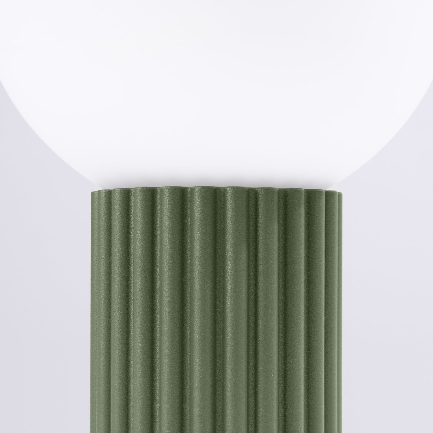 Détail de la base cannelée, lampe Halo vert olive