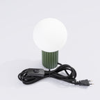 Lampe à poser Halo boule opale vert olive, vue rapprochée