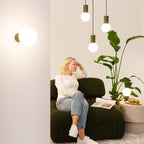 Lampe à poser Halo boule opale vert olive en situation
