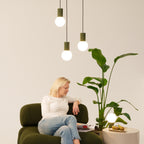 Lampe à poser Halo boule opale vert olive en ambiance