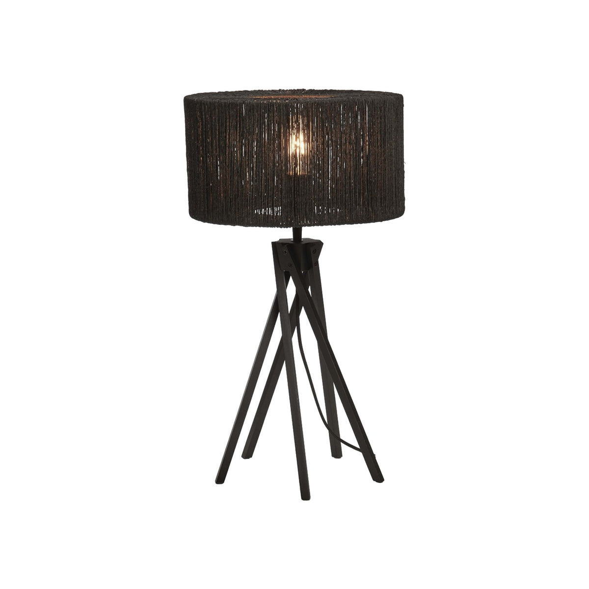Lampe à poser Iguazu allumée sur cinq pieds en bambou noir avec abat-jour tambour en jute noir sur fond blanc