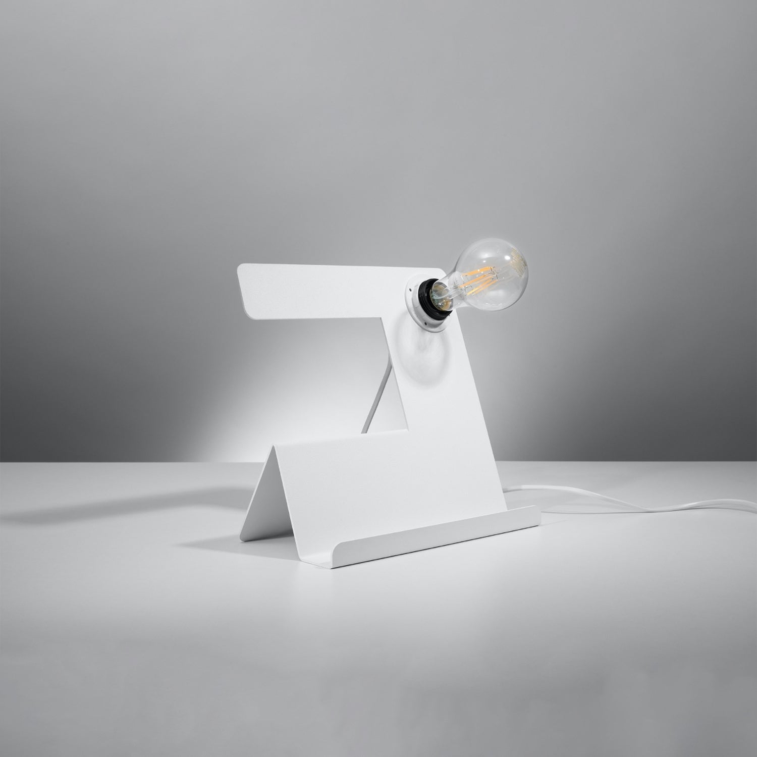 Lampe à poser Incline en acier blanc, tôle pliée et ampoule apparente, vue de profil