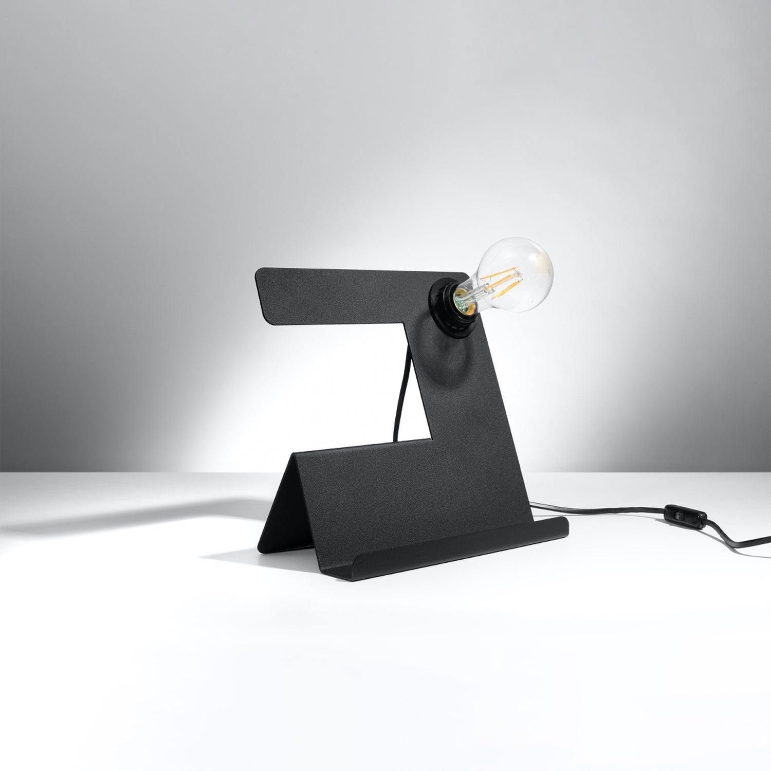Lampe à poser Incline en acier noir, tôle pliée et ampoule apparente, vue de profil