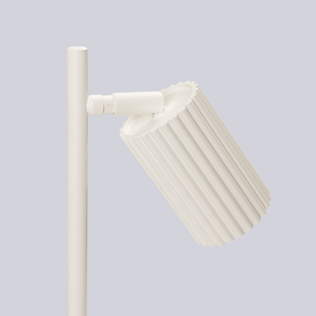 Rotule et spot cannelé de la lampe Karbon laque beige vus de profil