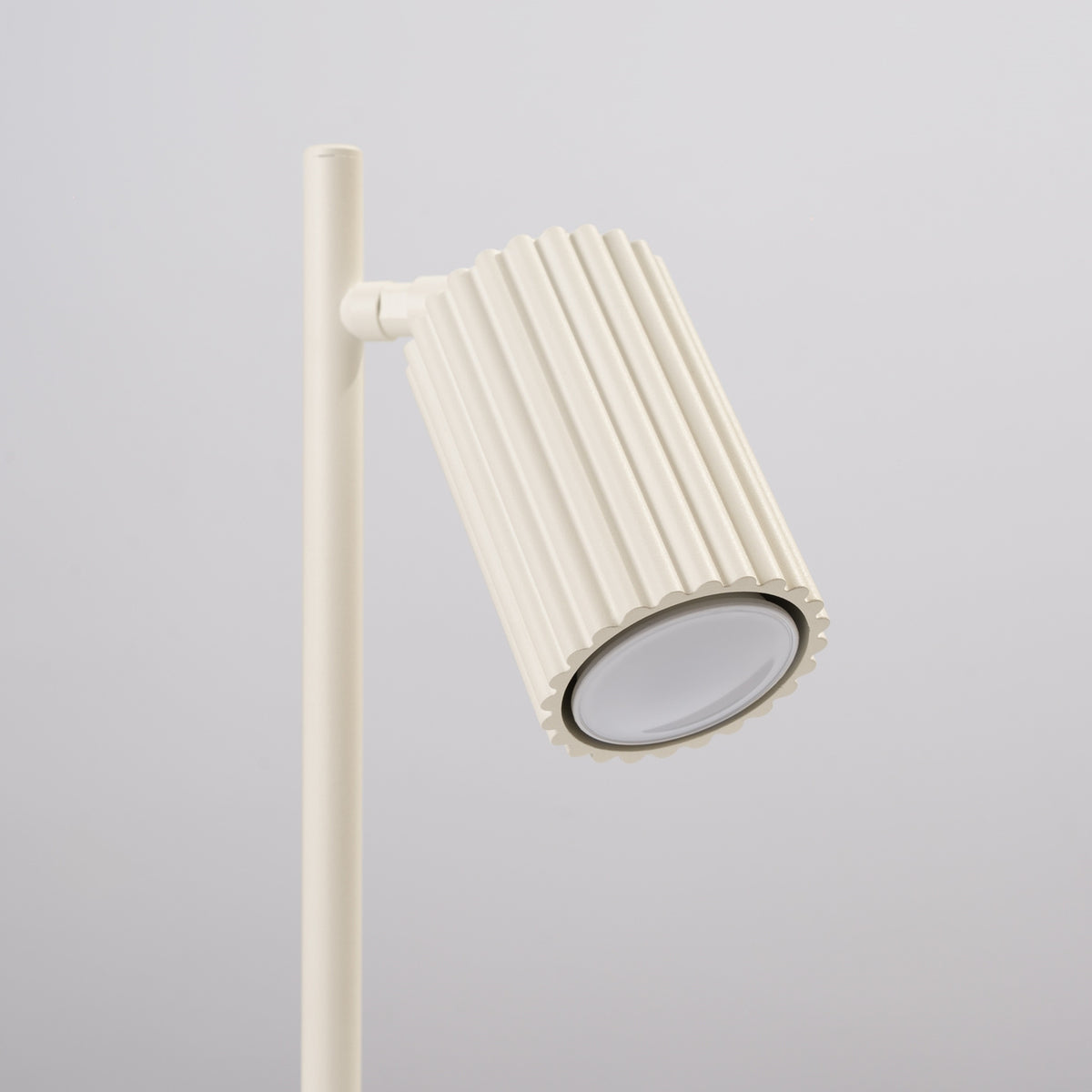 Ouverture du spot de la lampe Karbon laque beige avec son bord festonné et une ampoule GU10