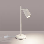 Lampe à poser Karbon spot cannelé beige allumée, faisceau dirigé