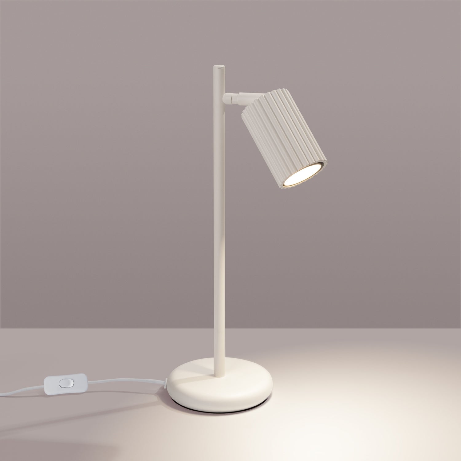 Lampe à poser Karbon spot cannelé beige allumée, faisceau dirigé