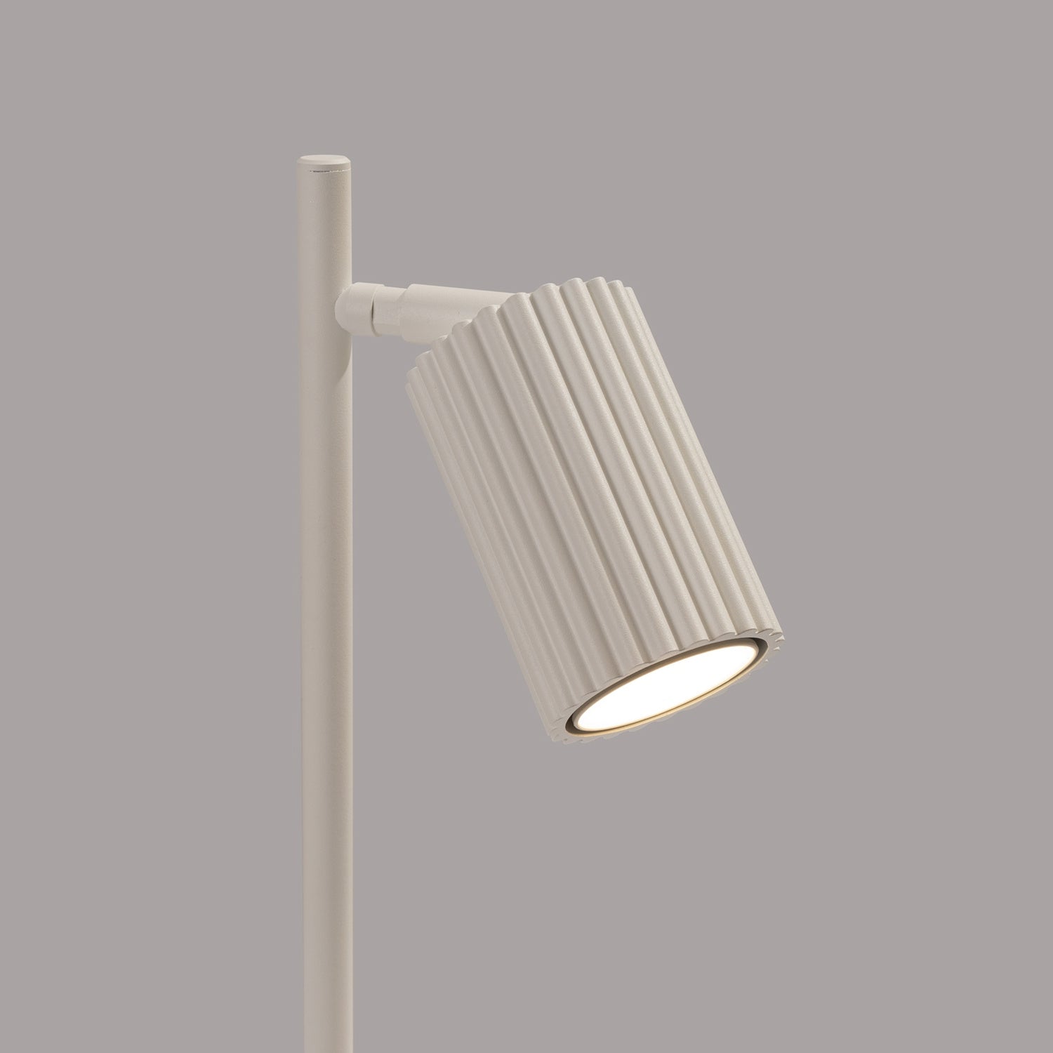 Lampe à poser Karbon spot cannelé beige, vue rapprochée