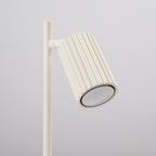 Lampe à poser Karbon spot cannelé beige et sa base ronde