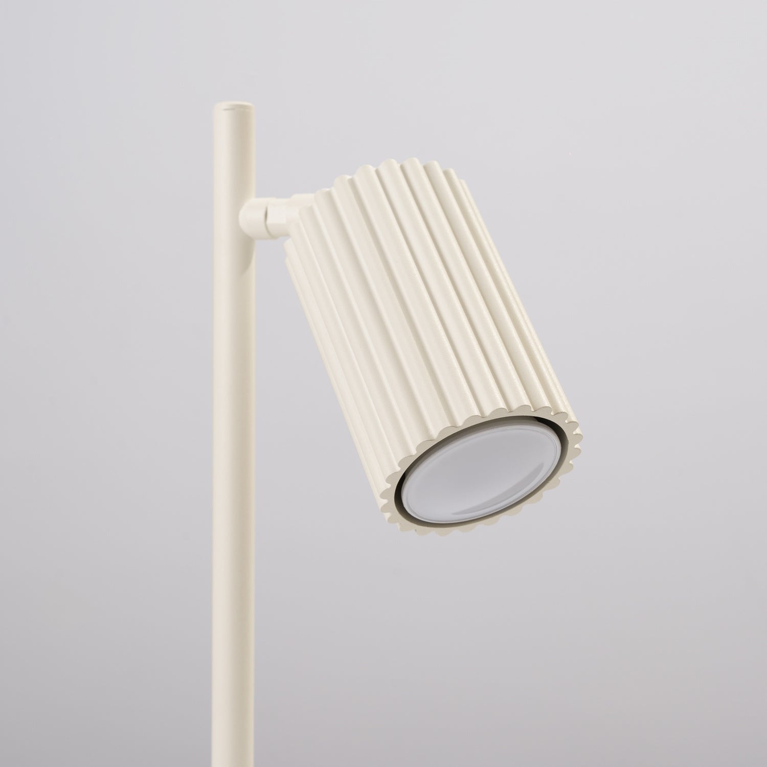 Lampe à poser Karbon spot cannelé beige et sa base ronde