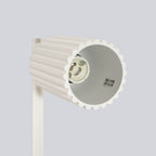 Lampe à poser Karbon spot cannelé beige dans un intérieur