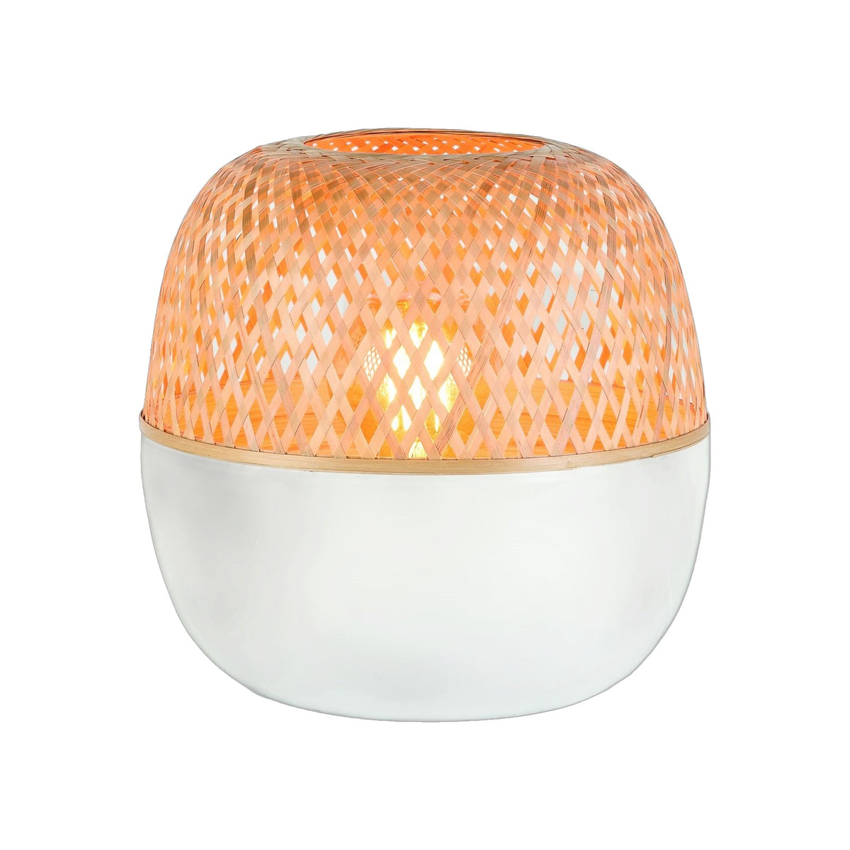 Lampe à poser Mekong allumée avec son dôme en bambou tressé sur une base blanche arrondie sur fond blanc