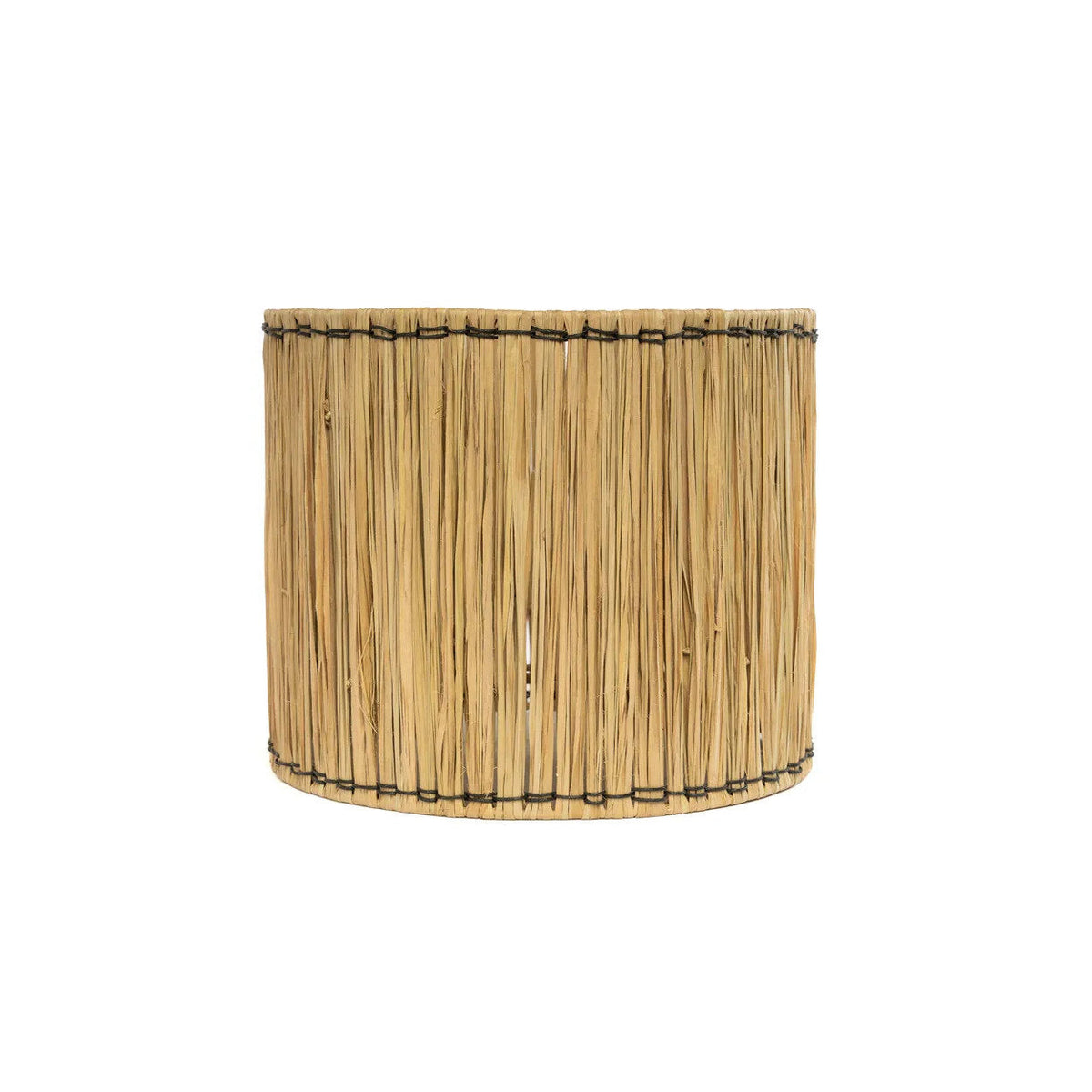 Abat-jour cylindrique de la lampe Molokai en herbe tressée cousu de fil noir