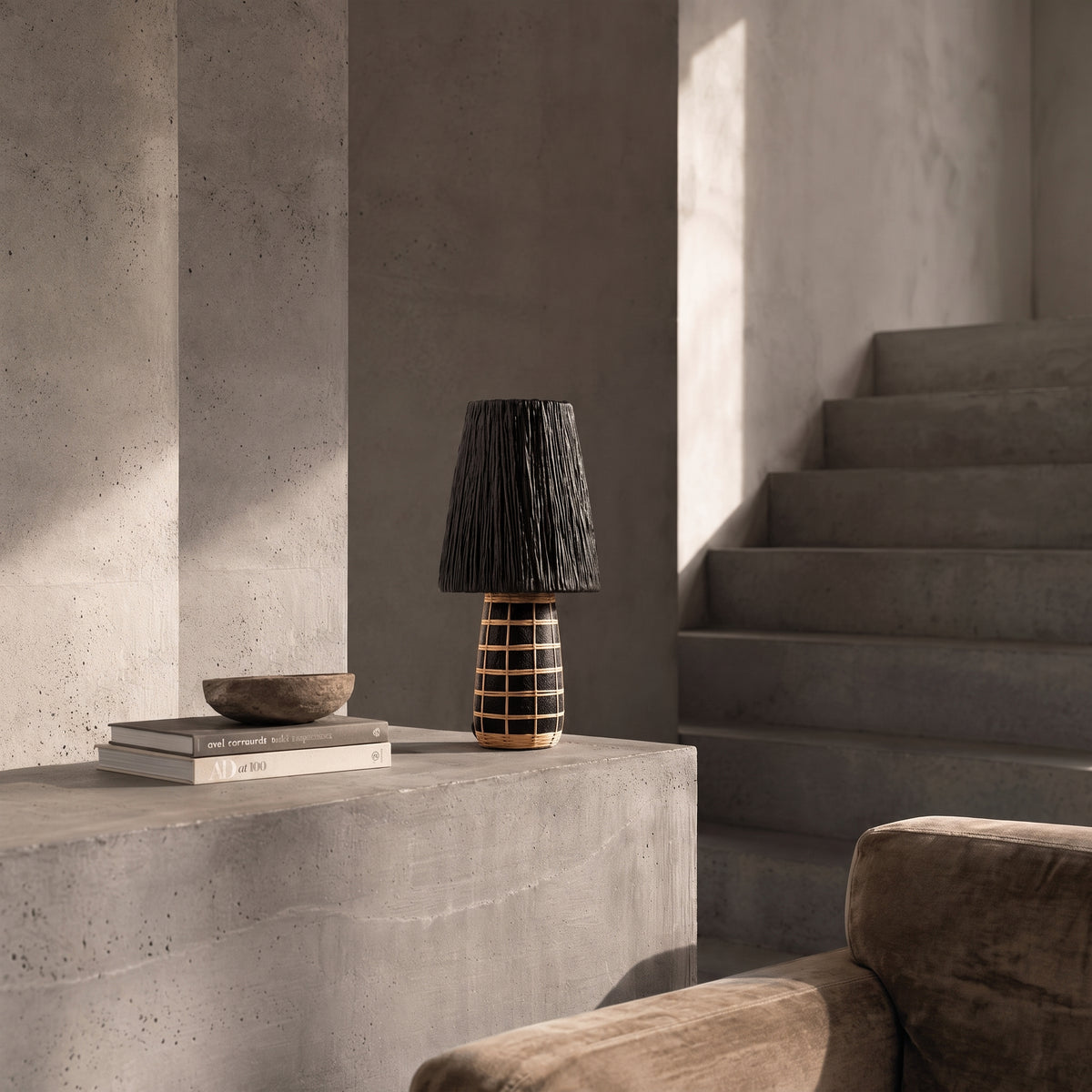 Lampa stołowa Naxos z czarnej terakoty i trawy 56 cm E27