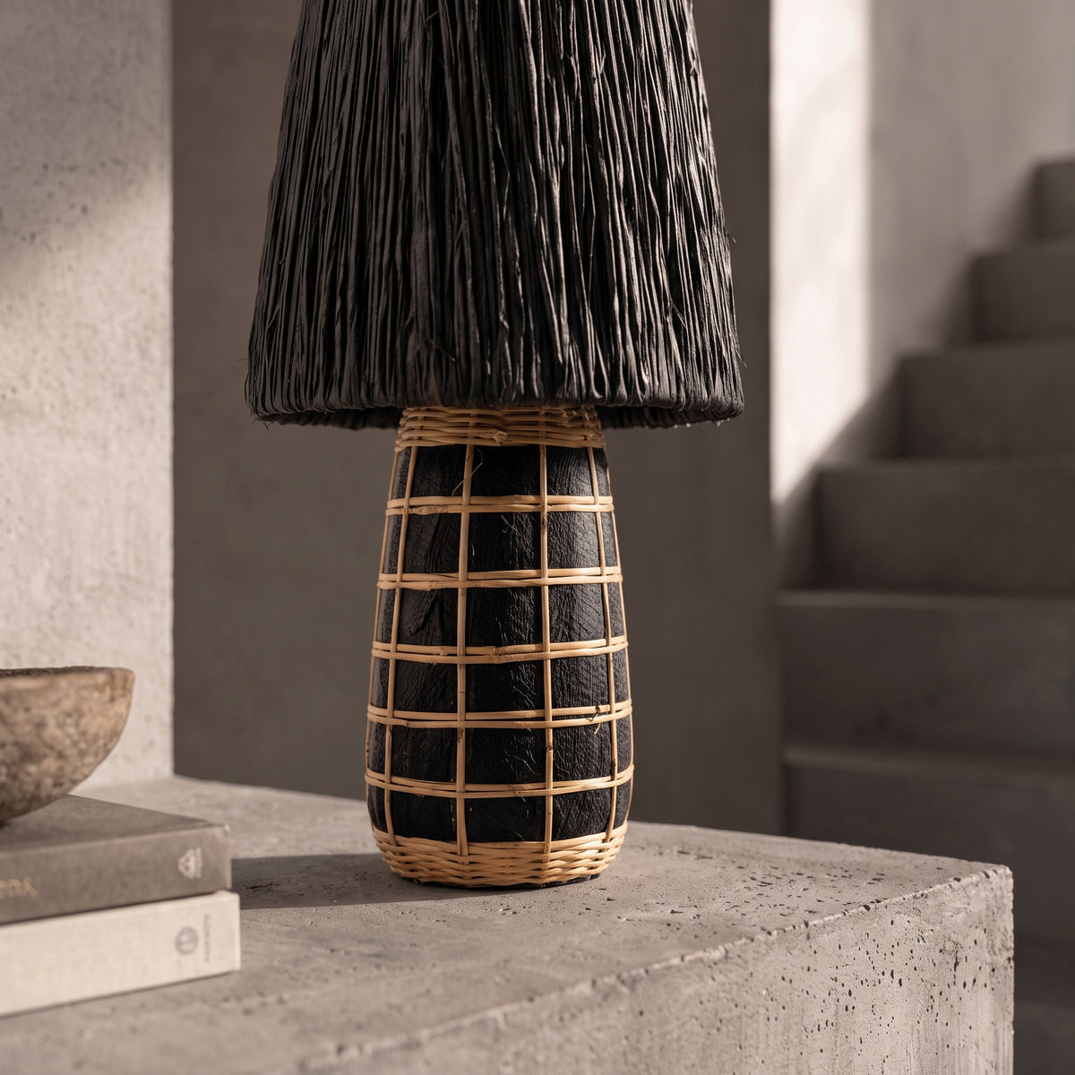 Lampa stołowa Naxos z czarnej terakoty i trawy 56 cm E27