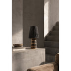 Lampe à poser Naxos en terre cuite noire et herbe tressée 56 cm en situation