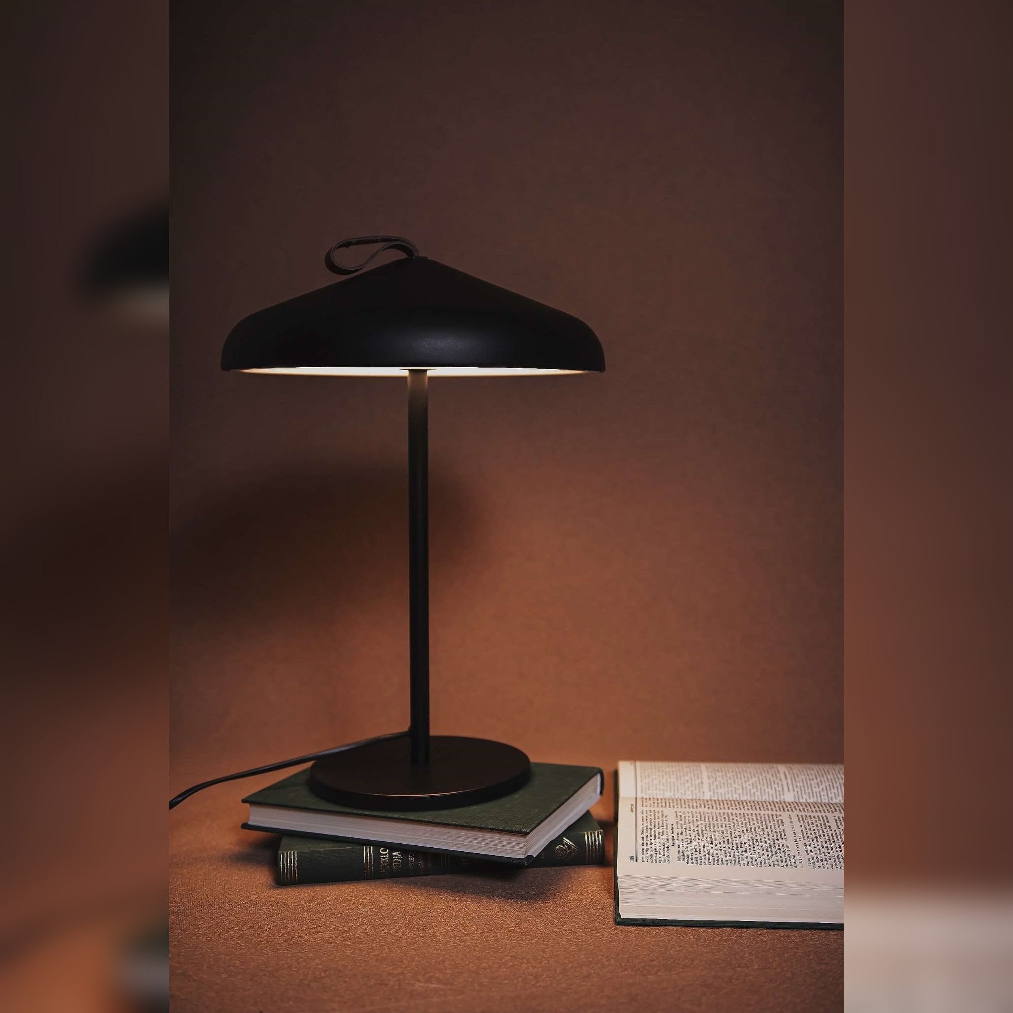 Lampe à poser Nord métal noir allumée en ambiance
