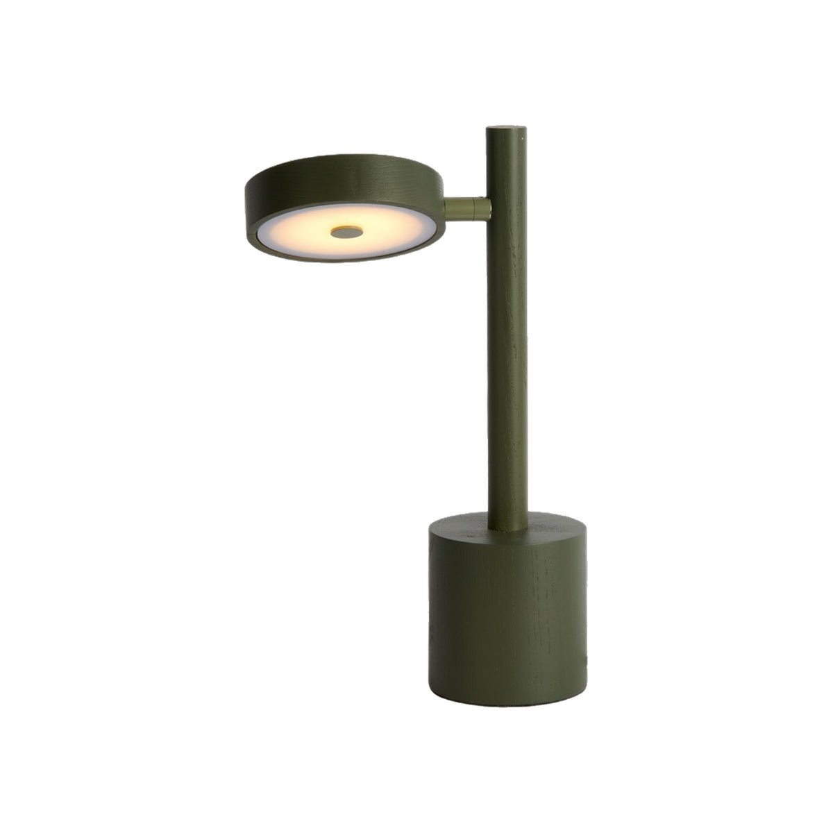 Lampe à poser Okinawa frêne vert allumée avec sa tête ronde orientable sa tige et son socle cylindrique