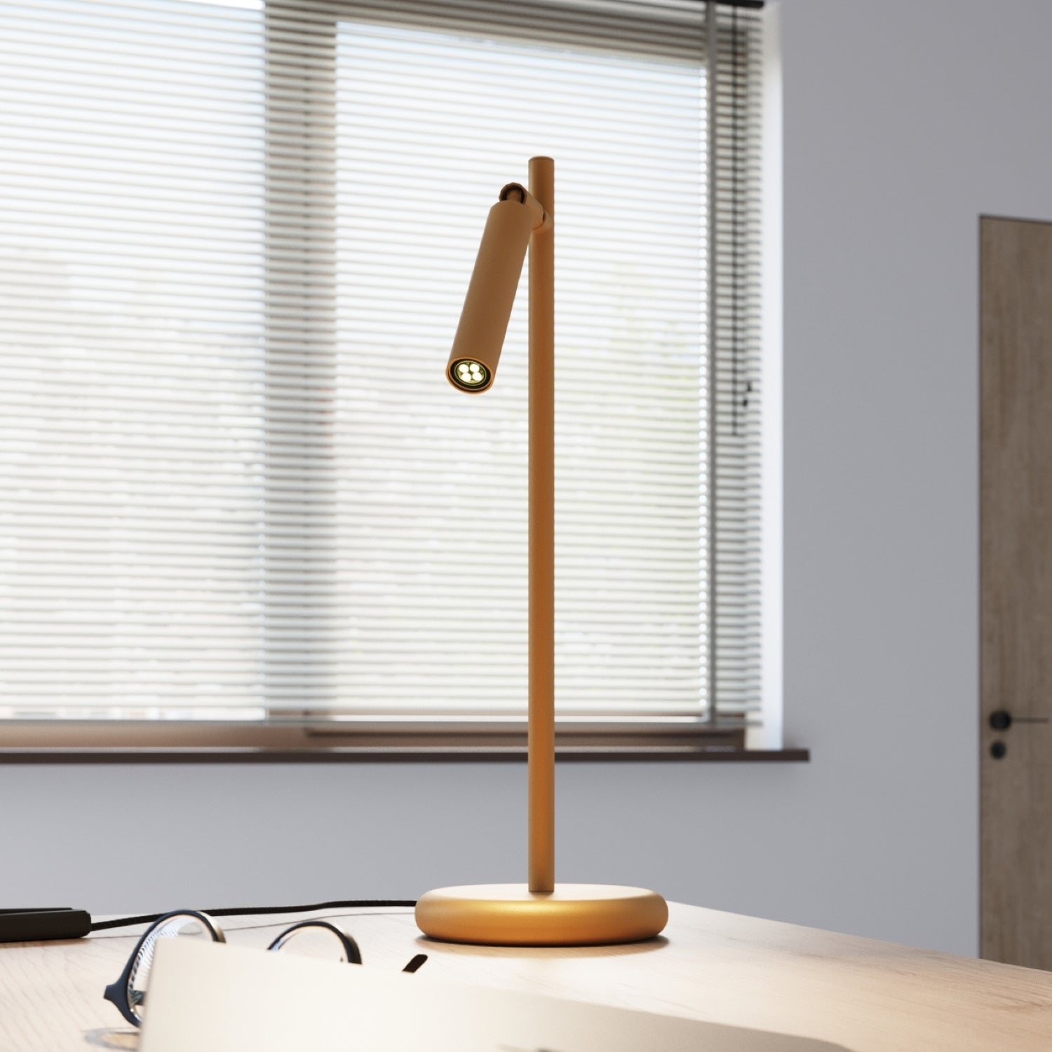 Lampe à poser Pastelo dorée G9 en situation dans un intérieur