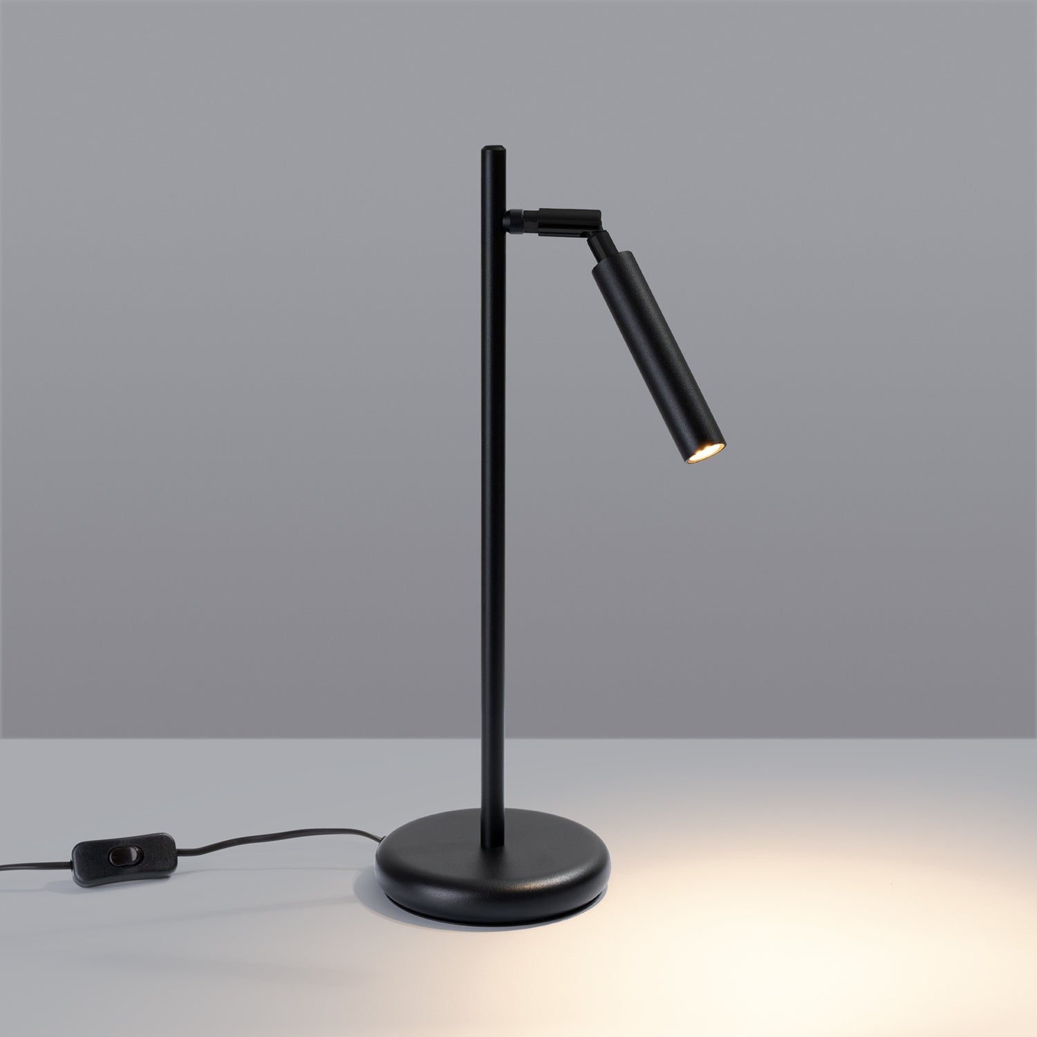 Lampe à poser Pastelo noire G9 allumée