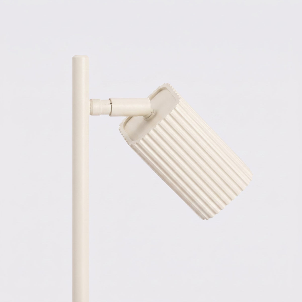 Articulation entre le mât et la tête cannelée de la lampe à poser Rayo laque beige