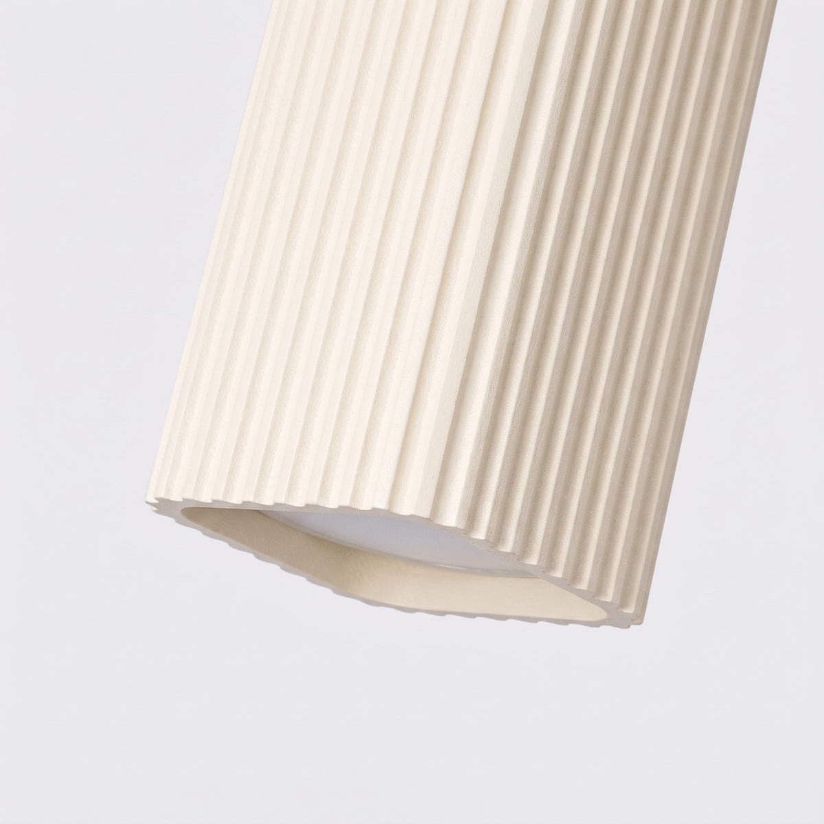 Cannelures fines de la tête de la lampe à poser Rayo laque beige en gros plan