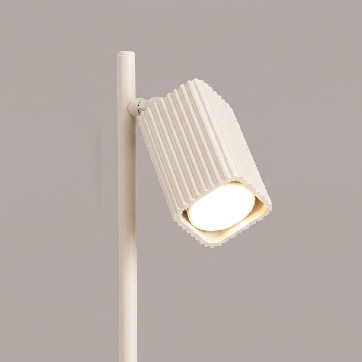Tête cannelée allumée de la lampe à poser Rayo laque beige