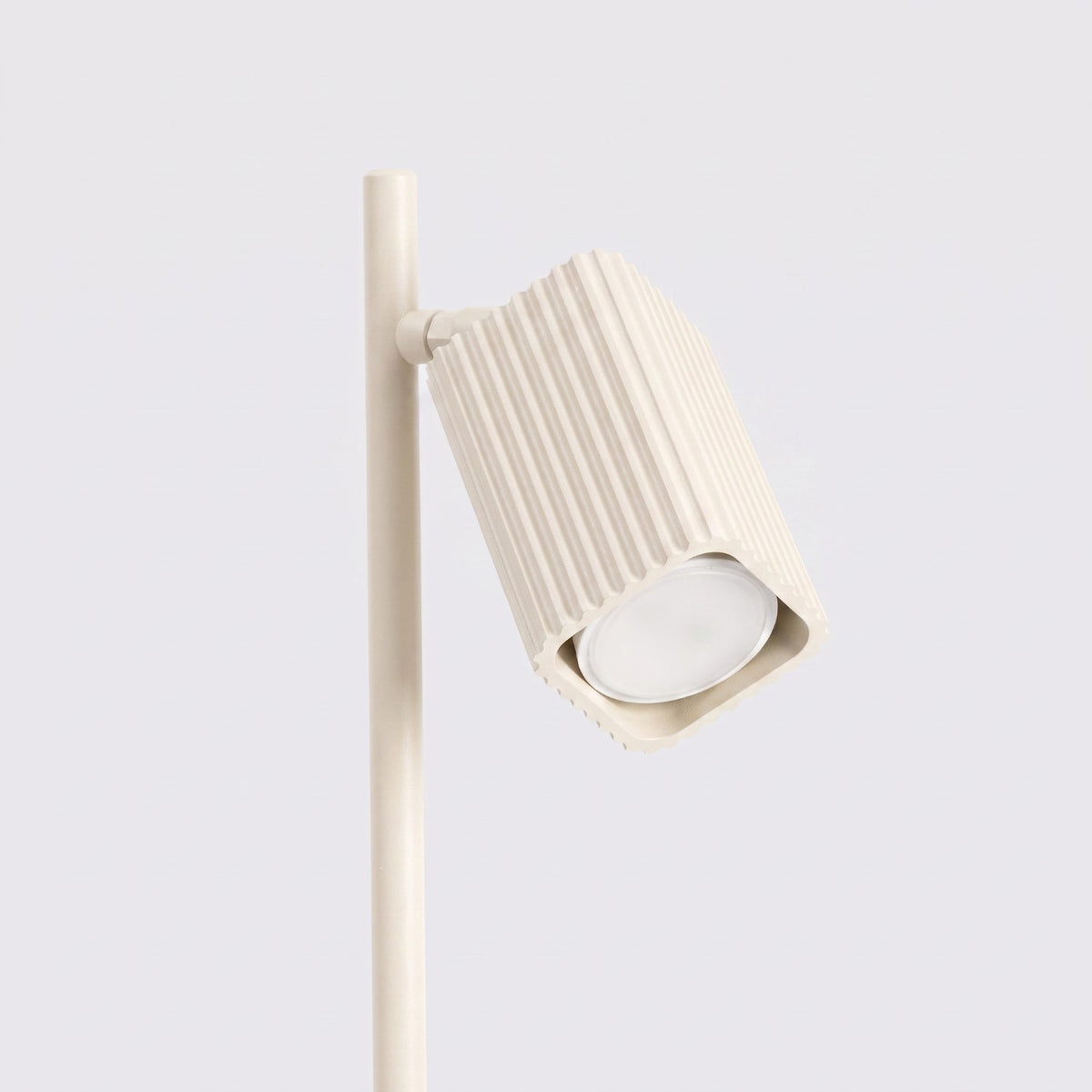 Tête cannelée de la lampe à poser Rayo laque beige avec son ampoule en place
