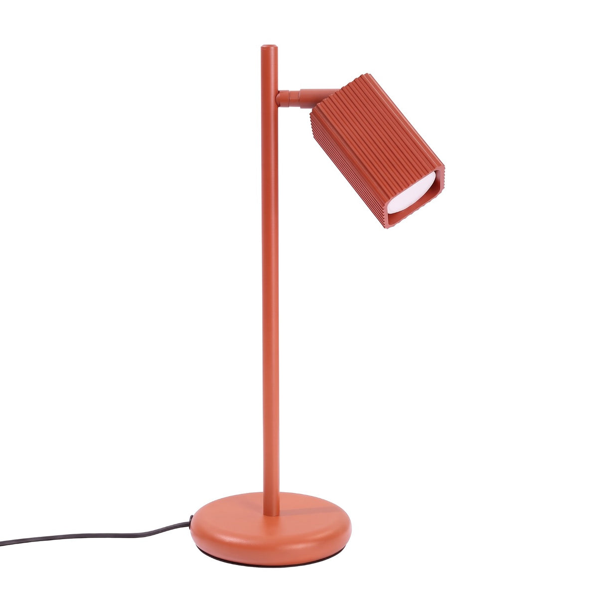 Lampe à poser Rayo laque rouge ocre sur fond blanc avec son câble