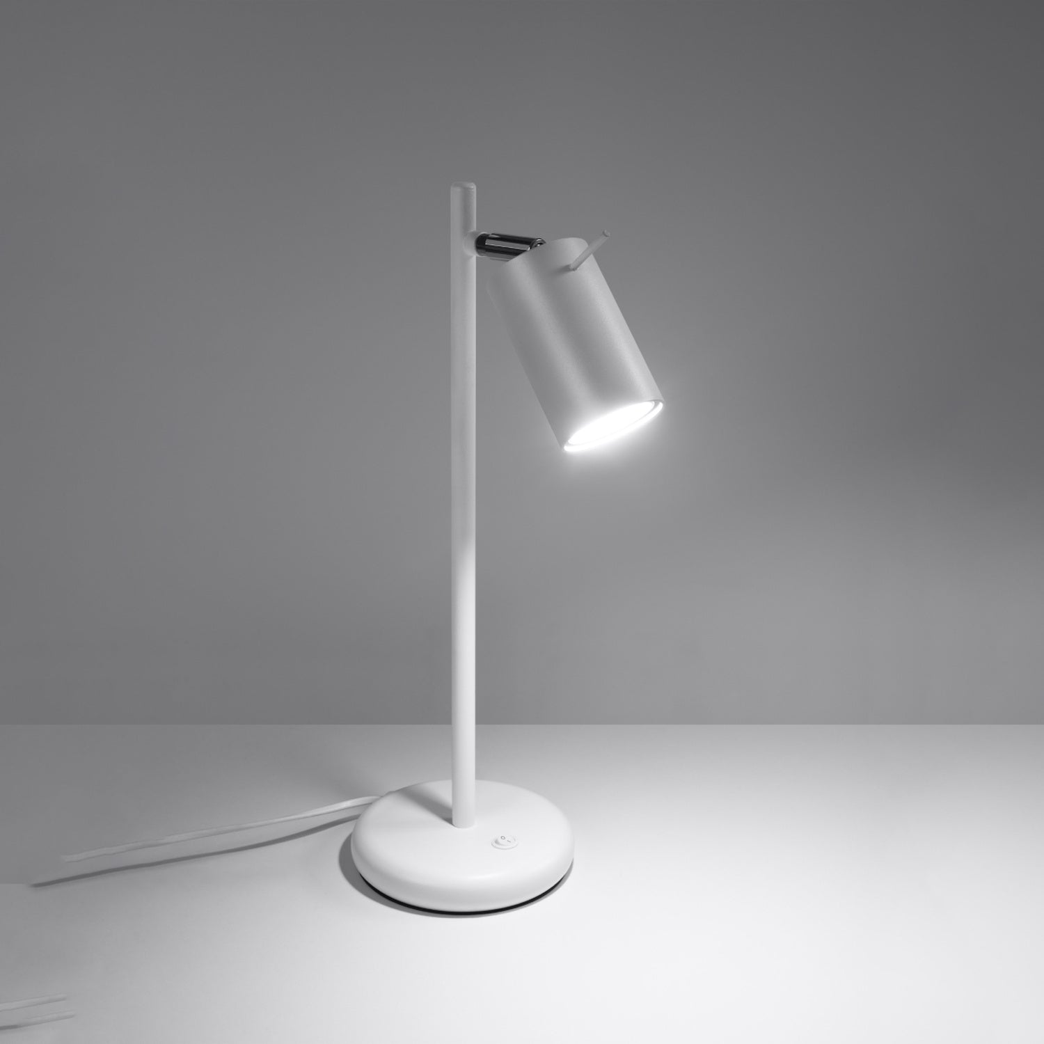 Lampe à poser Ring blanc allumée, faisceau dirigé du spot GU10