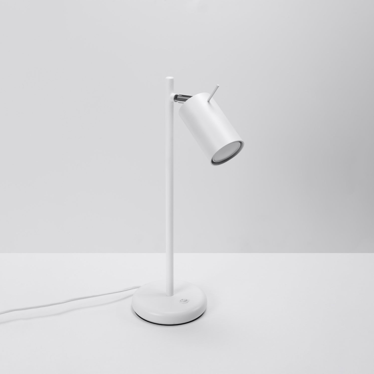 Lampe à poser Ring blanc de profil, tête orientable et pied fin
