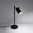 Lampe à poser Ring noir allumée, faisceau dirigé du spot GU10