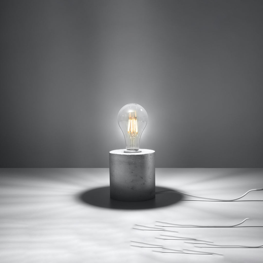 Lampe à poser Salgado en béton brut, cylindre à ampoule apparente, ampoule allumée